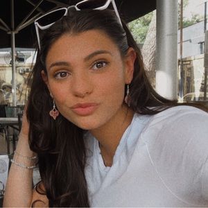 Meet your Posher, Demi